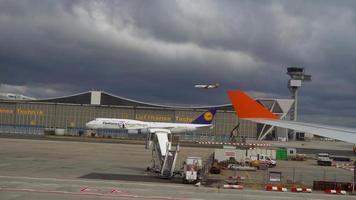 frankfurt am main, alemania 15 de julio de 2017 - tráfico de plataforma del aeropuerto internacional de frankfurt, vista desde el avión de rodaje, fraport, frankfurt, alemania video