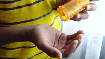 mans manos tomando medicamentos de una caja de pastillas video