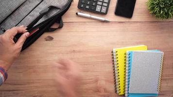 stack av Färg anteckningsblock och kalkylator på tabell video