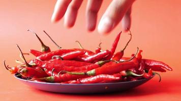 Chilipulver und Paprika auf Tischhintergrund video
