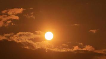Sonnenaufgang im orangefarbenen Himmel 4k Zeitraffervideo. fantastische himmelslandschaft und bergsilhouette am horizont. video