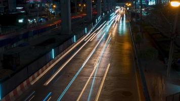 visão de lapso de tempo do tráfego noturno nas ruas da cidade de bangkok, a capital do centro financeiro e empresarial densamente povoado da tailândia e muitos destinos turísticos. video