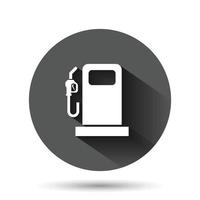 icono de bomba de combustible en estilo plano. Ilustración de vector de signo de gasolinera sobre fondo redondo negro con efecto de sombra larga. concepto de negocio de botón de círculo de gasolina.