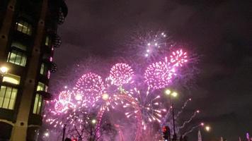 una vista de los fuegos artificiales de nochevieja en londres foto