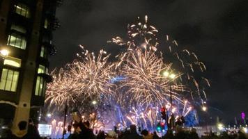 una vista de los fuegos artificiales de nochevieja en londres foto