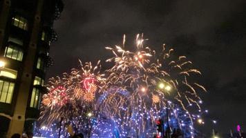 una vista de los fuegos artificiales de nochevieja en londres foto