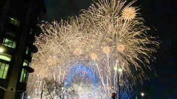 una vista de los fuegos artificiales de nochevieja en londres foto