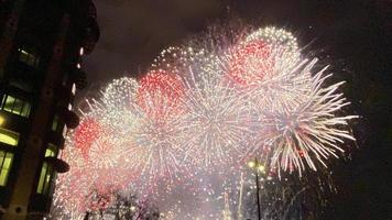 una vista de los fuegos artificiales de nochevieja en londres foto