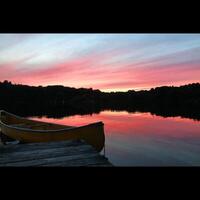 canoa en el lago al atardecer foto