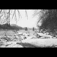 orilla del río cubierto de nieve foto