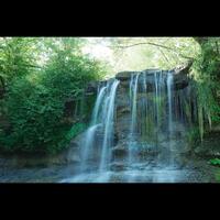 pequeñas cascadas verdes foto