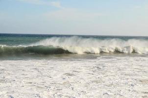 primer plano de olas fuertes foto