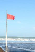 bandera roja junto al océano foto