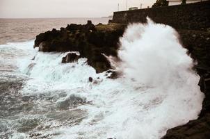 grandes olas golpeando las rocas foto