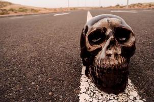 miniatura de calavera en la carretera foto