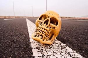 miniatura de calavera en la carretera foto