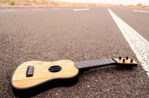 guitarra acústica en el camino foto