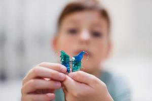 el niño usa una placa de ortodoncia dental para los dientes. ortodoncia. foto