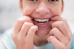niño adolescente desgaste simulador de ortodoncia de silicona invisible nivelación de los dientes. concepto dental, ortodoncia. foto
