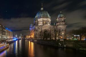 catedral de berlín de noche foto