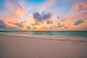 concepto de cielo de arena marina, nubes de colores de puesta de sol, horizonte, banner de fondo horizontal. paisaje natural inspirador, hermosos colores, maravilloso paisaje de playa tropical. puesta de sol en la playa, vacaciones de verano foto