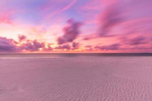 primer plano de arena en la playa y colorido atardecer, cielo de verano. hermoso paisaje tranquilo, paisaje vacío tropical y mediterráneo, maravilloso estado de ánimo relajante. naturaleza inspiradora puesta de sol amanecer, mar arena cielo foto