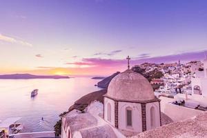 isla romántica de santorini durante la puesta de sol, grecia, europa. maravilloso paisaje de puesta de sol, increíble cielo colorido dramático, belleza natural pacífica. foto