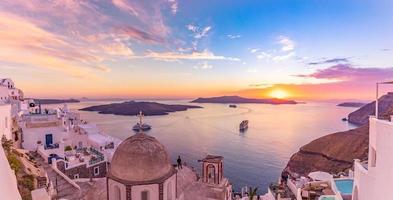 isla romántica de santorini durante la puesta de sol, grecia, europa. maravilloso paisaje de puesta de sol, increíble cielo colorido dramático, belleza natural pacífica. foto