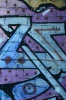 fragmento de dibujos de graffiti. la antigua muralla decorada con manchas de pintura al estilo de la cultura del arte callejero. textura de fondo coloreada en tonos fríos foto