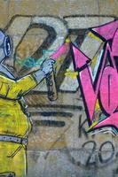 fragmento de dibujos de graffiti. la antigua muralla decorada con manchas de pintura al estilo de la cultura del arte callejero. buzo de miedo foto