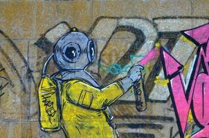 fragmento de dibujos de graffiti. la antigua muralla decorada con manchas de pintura al estilo de la cultura del arte callejero. buzo de miedo foto