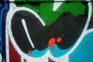un fragmento de dibujo de graffiti utilizando contornos, aplicado a la pared con la ayuda de latas con pinturas en aerosol sobre las áreas de relleno coloreadas. textura de fondo de arte callejero y vandalismo foto