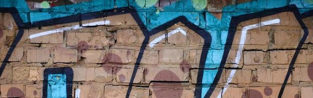 fragmento de dibujos de graffiti. la antigua muralla decorada con manchas de pintura al estilo de la cultura del arte callejero. textura de fondo de color foto