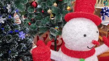 enfeites de árvore de natal, boneco de neve espumante nas luzes da árvore de natal no fundo do feriado. video