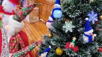 enfeites de árvore de natal com luzes cintilantes no fundo da mesa de madeira video