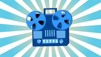 grabadora de música de audio retro antigua vintage con carretes de película magnética hipster para geeks de los años 70, 80, 90 contra el fondo de los rayos azules. video en alta calidad 4k, diseño de movimiento