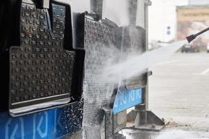 limpieza de alfombras de autos con agua a alta presión en la estación de lavado de autos foto