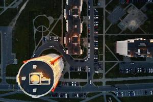 vista aérea del estacionamiento de automóviles cerca de la construcción de viviendas modernas foto