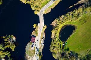 camión moviéndose en un puente en una pequeña ciudad de europa, vista aérea foto