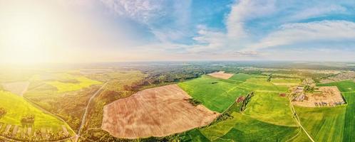 vista aérea de campos agrícolas y verdes en el campo foto