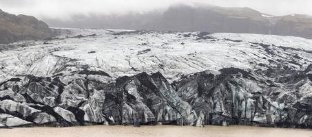 vista panorámica del enorme glaciar svinafellsjokull en el sur de islandia con nubosidad foto