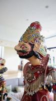 auténtico wayang golek indonesio, marioneta de varilla tallada en madera. foto