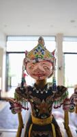 auténtico wayang golek indonesio, marioneta de varilla tallada en madera. foto