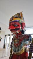 auténtico wayang golek indonesio, marioneta de varilla tallada en madera. foto