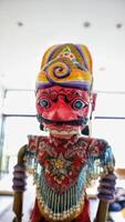 auténtico wayang golek indonesio, marioneta de varilla tallada en madera. foto