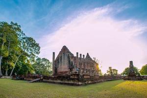 wat pho prathap chang dentro del templo, se encuentra luang pho to o luang pho yim, de más de 300 años de antigüedad, que los lugareños de la zona respetan mucho como la principal imagen de buda en el ubosot. foto