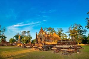 wat pho prathap chang dentro del templo, se encuentra luang pho to o luang pho yim, de más de 300 años de antigüedad, que los lugareños de la zona respetan mucho como la principal imagen de buda en el ubosot. foto