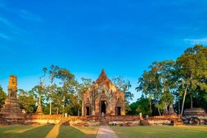 wat pho prathap chang dentro del templo, se encuentra luang pho to o luang pho yim, de más de 300 años de antigüedad, que los lugareños de la zona respetan mucho como la principal imagen de buda en el ubosot. foto