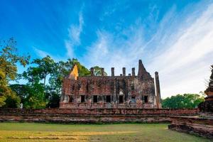 wat pho prathap chang dentro del templo, se encuentra luang pho to o luang pho yim, de más de 300 años de antigüedad, que los lugareños de la zona respetan mucho como la principal imagen de buda en el ubosot. foto