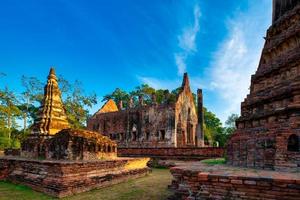 wat pho prathap chang dentro del templo, se encuentra luang pho to o luang pho yim, de más de 300 años de antigüedad, que los lugareños de la zona respetan mucho como la principal imagen de buda en el ubosot. foto